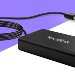 Adaptateur noir Yealink avec un câble USB et un port Ethernet, sur un fond violet.