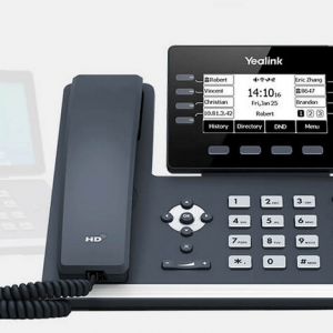 Téléphone de bureau avec écran numérique et touches programmables, affichant des informations de contact et l'heure.
