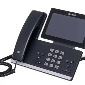 Un téléphone de bureau Yealink avec un affichage numérique et un combiné noir, équipé de touches de numérotation et d'un câble spiralé.